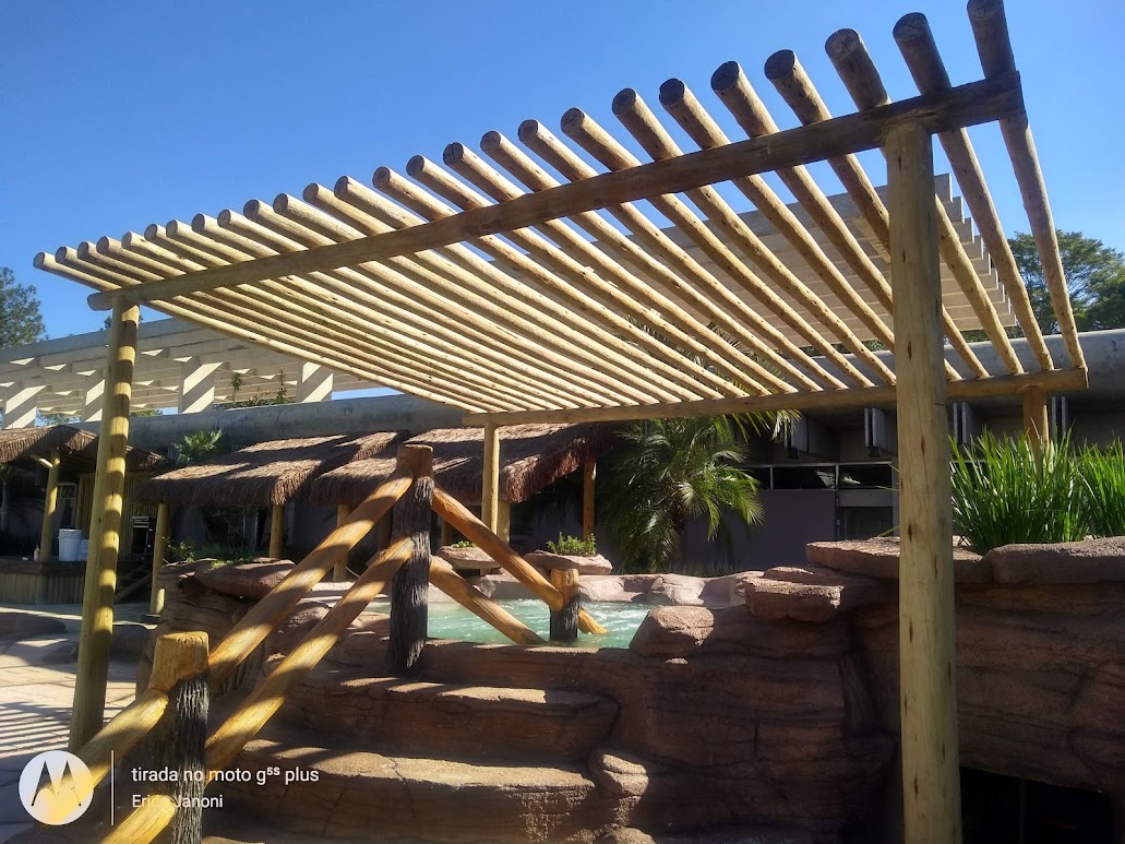 Jardim residencial com deck de madeira