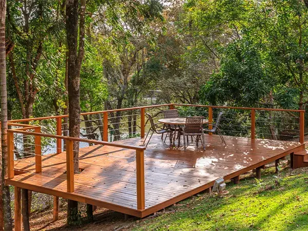 Deck de madeira sustentável pronto